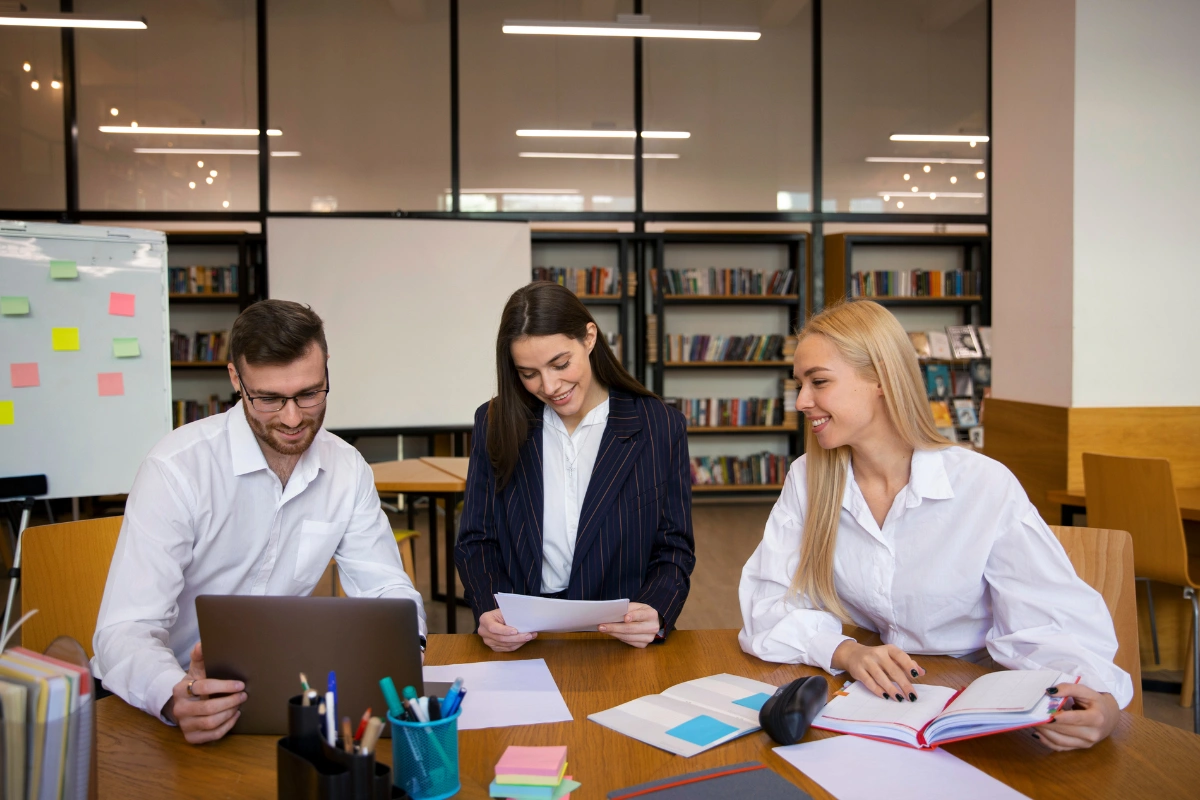 Grup de corporatisti care invata o limba noua cu ajutorul celor de la Lingua Transcript