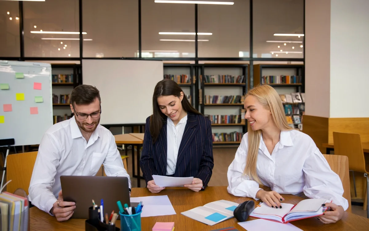 Grup de corporatisti care invata o limba noua cu ajutorul celor de la Lingua Transcript